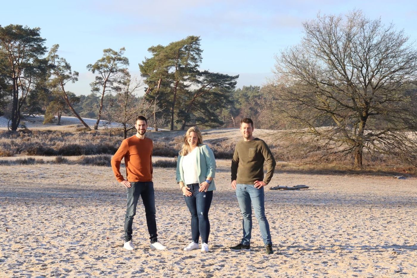 Het team van Standup Zorg staand op de zandvlakte